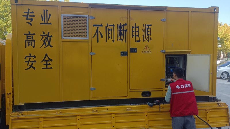 雨城柴油发电机组和UPS电源配合使用时，如何避免切换过程中的电力中断？